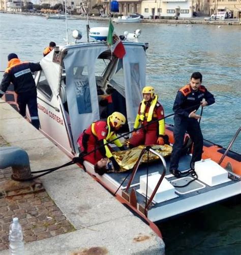 Bambina Di Otto Anni Cade Dalla Barca Soccorsa