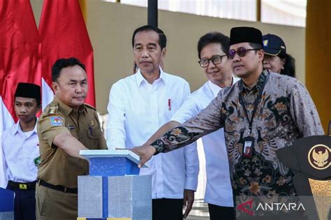 Presiden Joko Widodo Resmikan Sarana Prasarana Pendidikan Di Kalteng