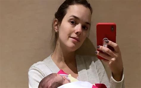 Thaeme posa Liz após noite mal dormida Olheiras Quem QUEM News