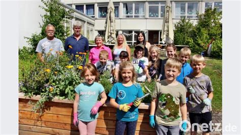 Schülerinnen und Schüler üben sich in Neukirchen als Gärtner Onetz