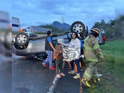 Vuelca Camioneta Sobre La Autopista Orizaba Puebla