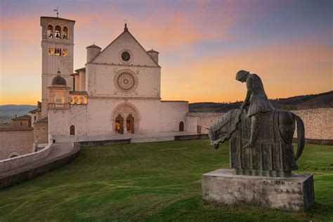 Il Duomo Di Milano E La Basilica Di Assisi Tra Le Cattedrali Gotiche