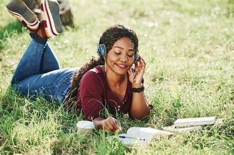 Premium Photo Cheerful African American Woman In The Park At Summertime