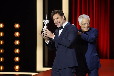 Bardem Dedica El Premio Donostia A Su Madre Y A Pen Lope Cruz Y Avisa