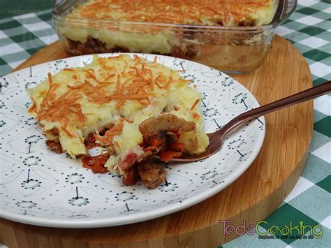 Pastel De Carne Con Verduras Y Puré De Patatas Casero En El Microondas