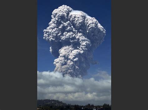 Photos Un Nuage De Cendres Gigantesque Sur Le Volcan Sinabung