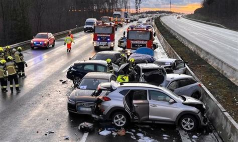 Koszmarny Karambol Na Autostradzie Zderzy O Si Aut Nie Yje