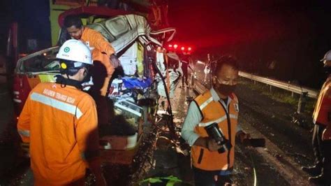 Tabrak Buritan Truk Di Tol Lampung Kabin Truk Ini Ringsek Begini