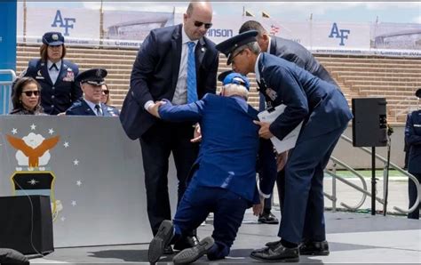 Biden Se Tropieza Y Cae Al Suelo Durante Una Ceremonia Militar