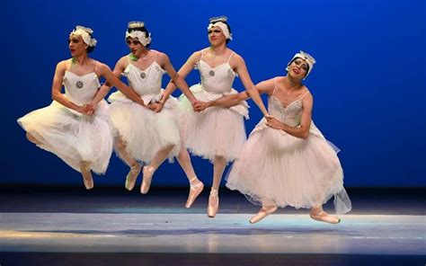 Cuestionan roles de género desde el ballet Men in tutus llega al