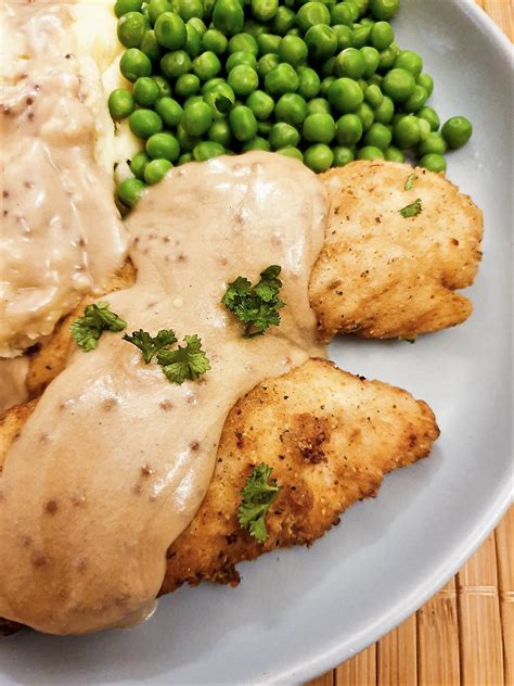 Crispy fried chicken tenderloins with mash and gravy - Foodle Club