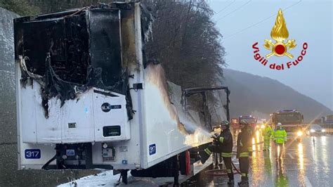 Genova Camion In Fiamme Sullautostrada A26 Tra Pra E Masone Il