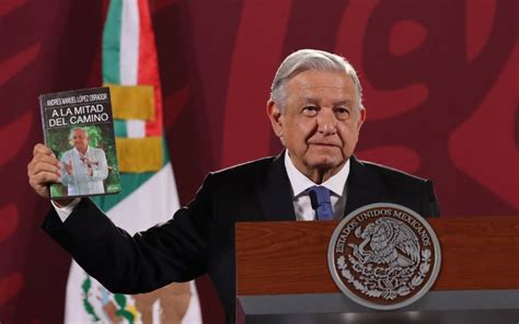 AMLO justifica omisión de ingresos por su último libro en su