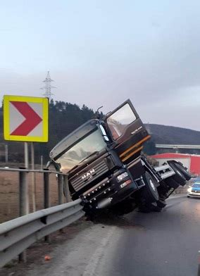 Accident Rutier Unde Un Autocamion R Sturnat Pe Breteaua De Urcare