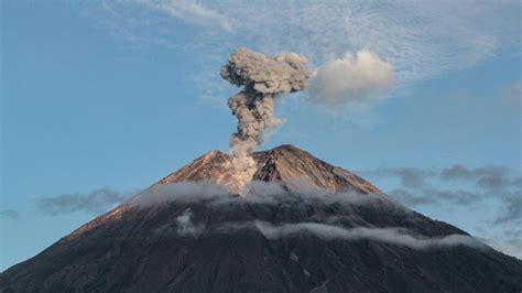 El volcán ecuatoriano Sangay arroja ceniza y derrama material magmático