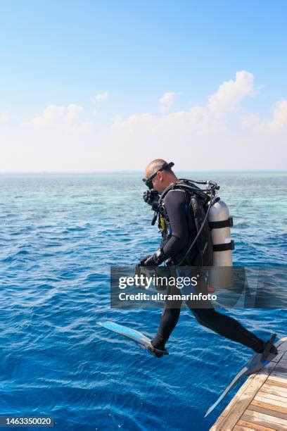 Scuba Diver Side View Photos And Premium High Res Pictures Getty Images