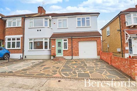 Stanley Avenue Gidea Park Rm2 4 Bed End Of Terrace House £700 000