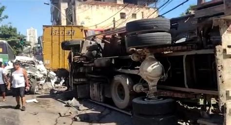 Vídeo caminhão atinge 12 veículos e interdita via em Niterói RJ