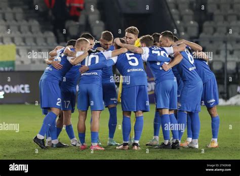 Une équipe de Puszcza Niepolomice vue lors du match de football