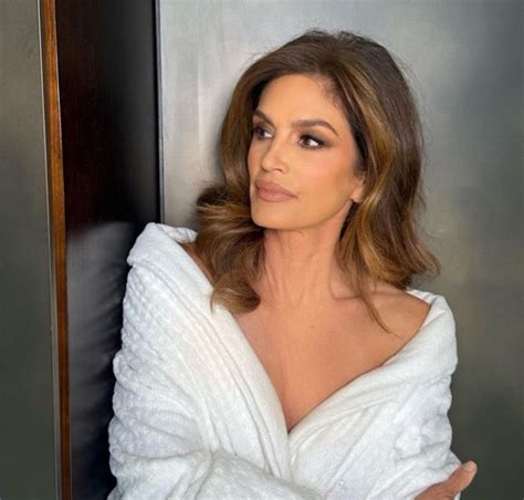 Η Cindy Crawford φωτογραφίζεται γυμνή στο κρεβάτι