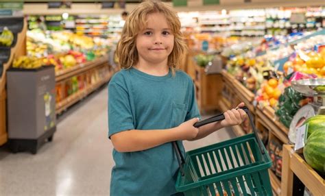 Kinder Mit Einkaufskorb Einkaufen Mit Kindern Kind Kauft Obst Im