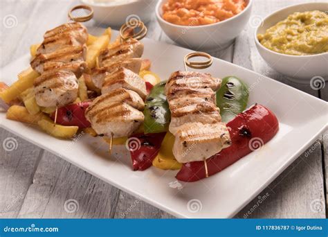 Carne Asada A La Parilla Del Pollo En El Pincho Imagen De Archivo