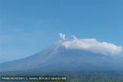 Gunung Semeru Erupsi Semburkan Abu Vulkanik Setinggi Meter