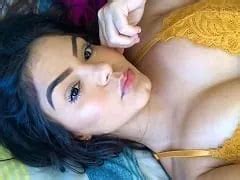 Een Zeer Hete Brunette Maakte Een Pikante Live In Haar Onderbroek Pronkte Met Haar Grote Bips