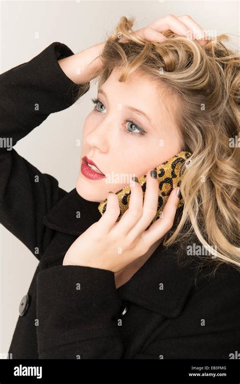 Blonde junge frau am strand Fotos und Bildmaterial in hoher Auflösung Alamy