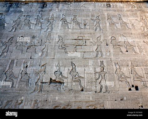 Egipto Dendera Ptolemaico Templo De La Diosa Hathor Tallados En La