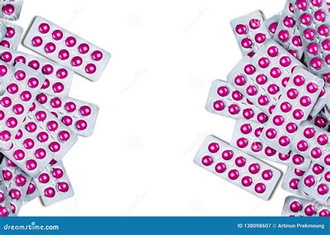 在桃红色片剂药片的异丁苯丙酸在与拷贝空间的白色背景隔绝的天线罩包装 安心痛苦的，偏头痛异丁苯丙酸 库存例证 插画 包括有 凶手 包装 138098607
