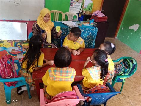 Peningkatan Kemampuan Bahasa Anak Melalui Media Kartu Huruf Di Kelompok