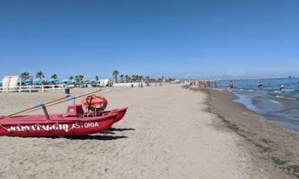 Bimbo Di Sei Anni Si Allontana Dai Genitori Trovato Morto In Mare A