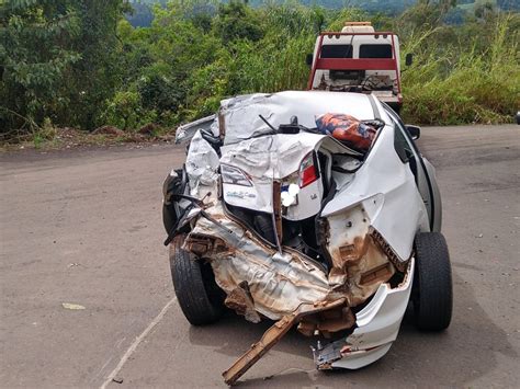 Colis O Traseira Envolvendo Carro E Caminh O Deixa Uma Pessoa Ferida Na