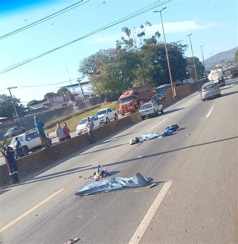 Duas Pessoas Morrem Arrastadas Por Um Caminh O Em Acidente No Bairro