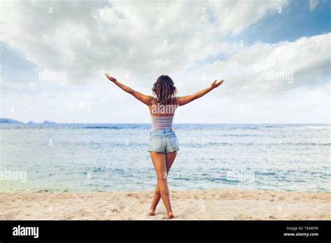 Femme Bikini Plage Coucher De Soleil Banque De Photographies Et Dimages Haute R Solution Alamy