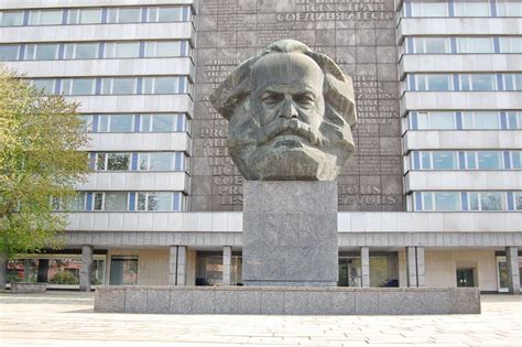 Der Karl Marx Kopf Ruht Wieder Auf Einem Soliden Fundament Karl Marx