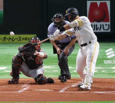 エキシビションマッチ＜ソ・巨＞初回1死一、二塁、右越え3ランを放つリチャード（撮影・岡田 丈靖） ― スポニチ Sponichi Annex 野球