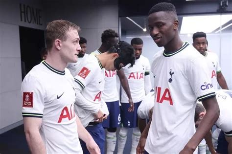 Tottenham Inconsolable Pape Matar Sarr Fond En Larmes Devant Heung