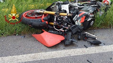 Limana Muore Motociclista Dopo Lo Scontro Con Un Piccolo Autocarro