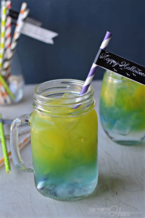 25 Easy Halloween Cocktails & Drinks - Recipes for Halloween Drink Ideas