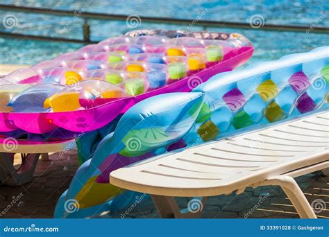 Matelas Gonflable De Plage Au Bord Des Piscines Photo Stock Image Du