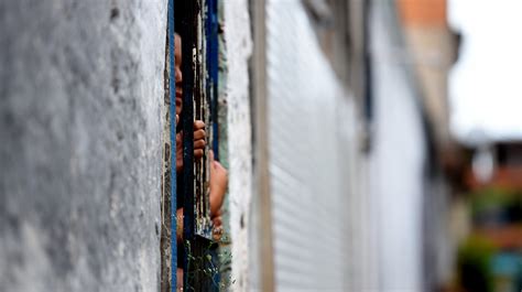 Ap S Tiroteio Entre Traficantes Idosa Acha Granada Na Porta De Casa Em