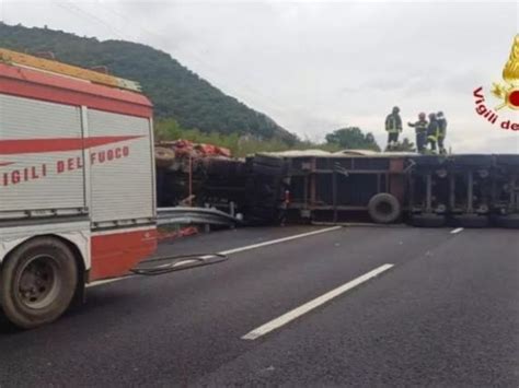 Incidente A1 Camionista Perde La Vita Per Il Ribaltamento Dell