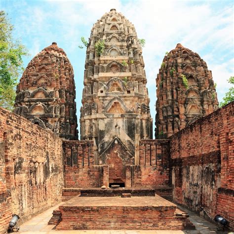 Ruína no parque histórico de sukhothai Foto Premium