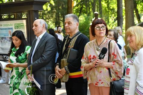 Moldpres News Agency Great Departed Romanian Poet Commemorated In