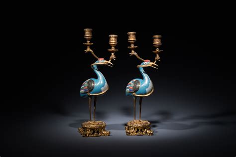 Paire de grues en émaux cloisonnés aux montures de candelabres en