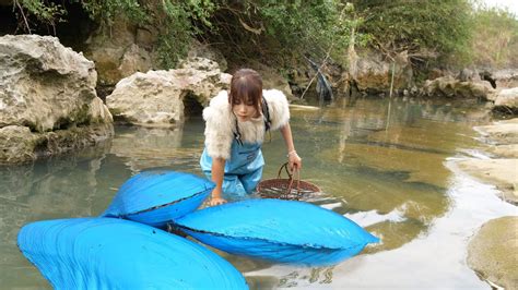 The Girl Accidentally Picked Up A Mutated River Clam In The Wild And