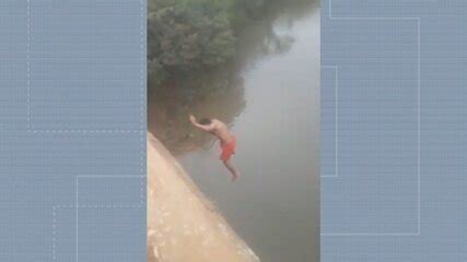 Homem que não sabia nadar desaparece após pular de ponte em rio de Rio