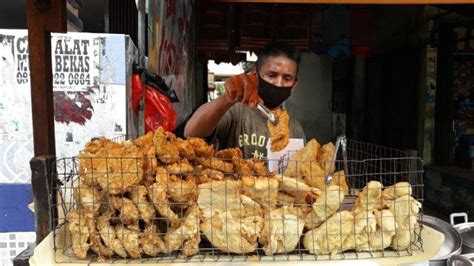 Minyak Goreng Curah Dilarang Pedagang Gorengan Mengeluh Terpaksa